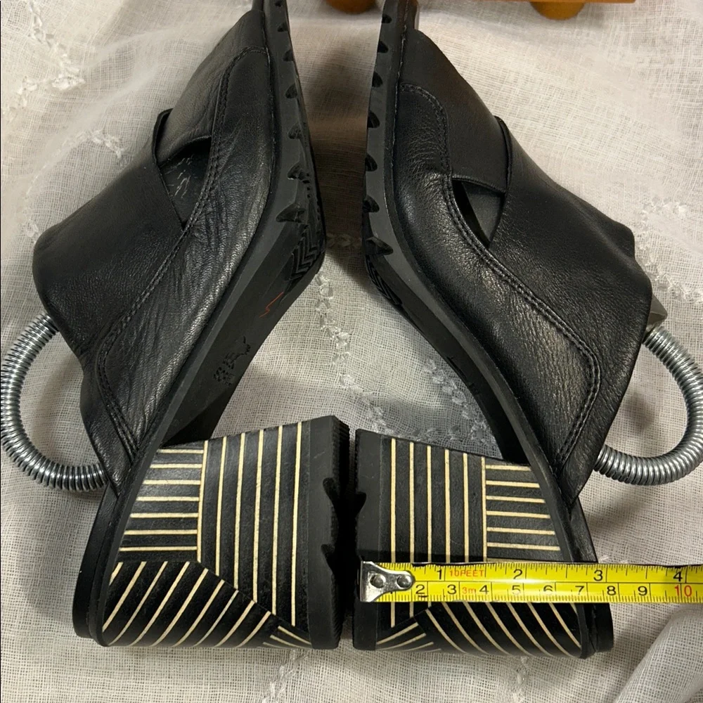 Sorel almost NEW soft glove leather slide in stacked heel sandals